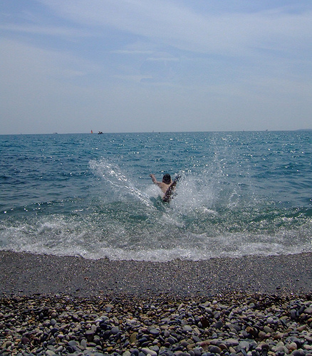 Plage de galets et mer calme par Lenny Farmer