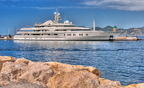 Yatch dans le port de Cannes par lucbus