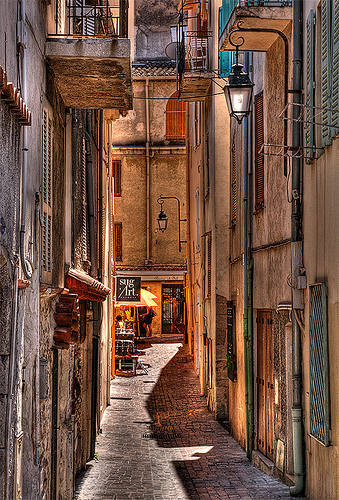 Petite rue dans le quartier du Suquet par lucbus