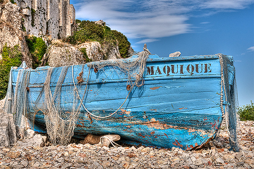 Vieille barque bleue sur l'Ile Sainte-Margherite. par lucbus