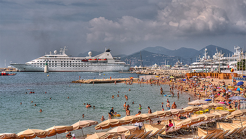 La plage bien remplie de Cannes by lucbus