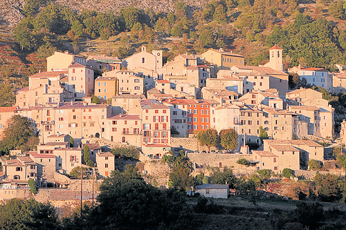 Village de Coursegoules au soleil couchant par papy06200