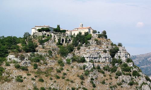 Gourdon perché sur son rocher by Feuillu