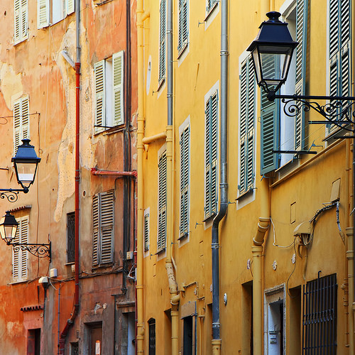 De la couleur ! Façades dans la vieille ville de Menton by jjcordier