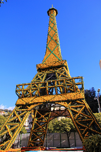 Fête du Citron à Menton : la Tour Eiffel en citrons ! par www.tourisme-menton.fr