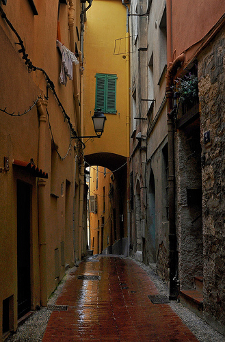 Ruelle sous la pluie by Charlottess