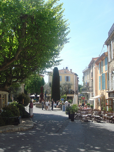 Place du village à Mougins par Blue Blanket