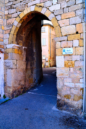 La Porte Sarrazine, sur la place de l'Eglise par giannirocchi