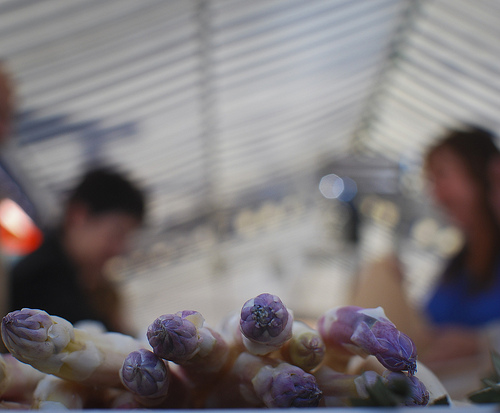 Pointes d'asperges au marché par S. E. P.