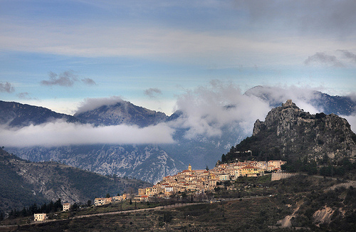 Sainte-Agnès sur la crête entre nuages par Charlottess