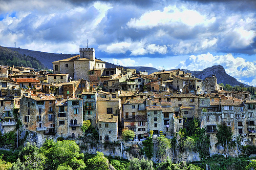 Les maisonnettes en mode "tetris" de Tourrettes-sur-Loup by marty_pinker