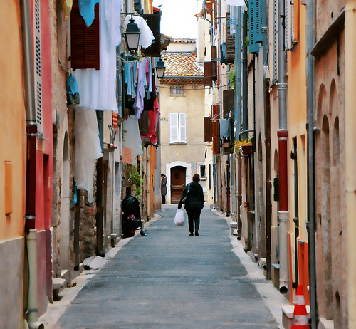 Ruelle toute en couleurs à Vence par marty_pinker