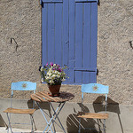 Bleu lavande dans le Village d'Allemagne en Provence par hhw 2009 - Allemagne-en-Provence 04500 Alpes-de-Haute-Provence Provence France