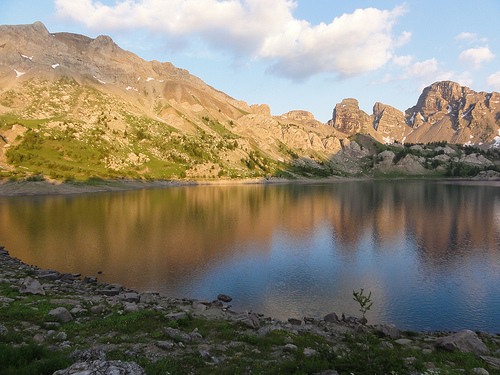 Le calme du lac d'Allos au coucher du soleil... par Hélène_D