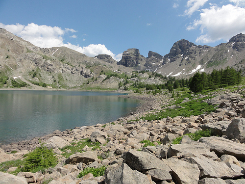 Le Lac d'Allos et sa roche by Hélène_D