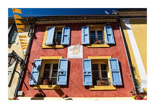 Façades colorées de Gréoux par Olivier Faugeras