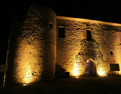 Murailles de Gréoux les Bains la nuit par Olivier Nade