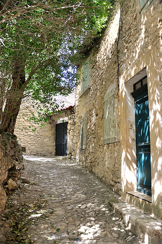 Ruelle du village de Lurs by Charlottess