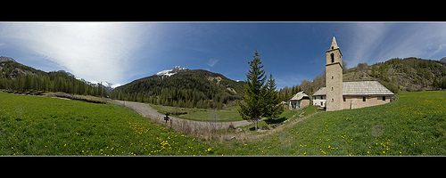 Le vallon du Laverq, l'église Saint-Antoine et l'ancienne Abbaye du Laverq by oliviervallouise