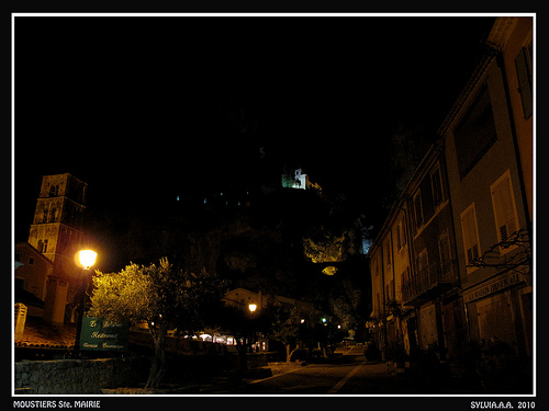 Moustiers Sainte Mairie de nuit par Sylvia Andreu