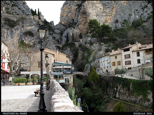 Moustier : Place de l'Eglise par Sylvia Andreu