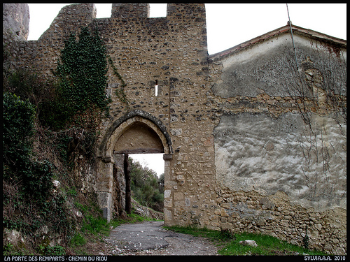 Porte fortifiée à Moustier Sainte Marie par Sylvia Andreu