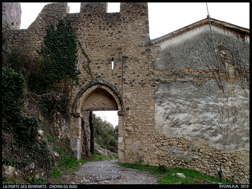 Porte fortifiée à Moustier Sainte Marie by Sylvia Andreu