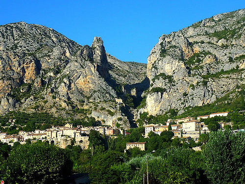 Moustiers Sainte-Marie et sa montagne by nic( o )