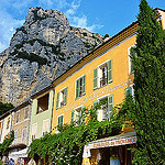 Moustiers Sainte Marie dominé par la montagne par nic( o ) - Moustiers Ste. Marie 04360 Alpes-de-Haute-Provence Provence France