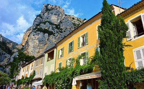 Moustiers Sainte Marie dominé par la montagne by nic( o )