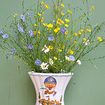 Typical Moustiers faïence (Hanging flower pot) par Belles Images by Sandra A. - Moustiers Ste. Marie 04360 Alpes-de-Haute-Provence Provence France