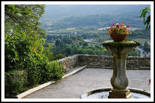 Fontaine à Moustiers Sainte Marie by Géo-photos