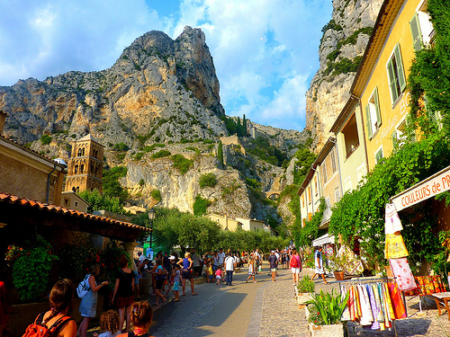 Dans les rues de Moustiers-Sainte-Marie. par nic( o )