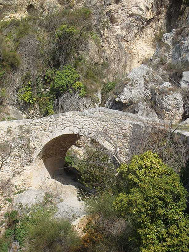 Petit pont de pierre à Moustiers Sainte Marie - by JF par Hélène_D