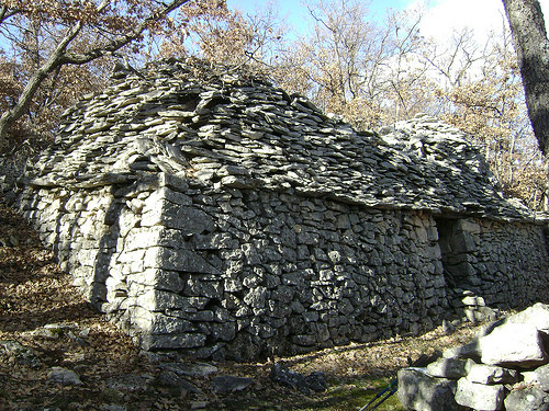 Refuge en pierres lors d'une randonnée par Hélène_D