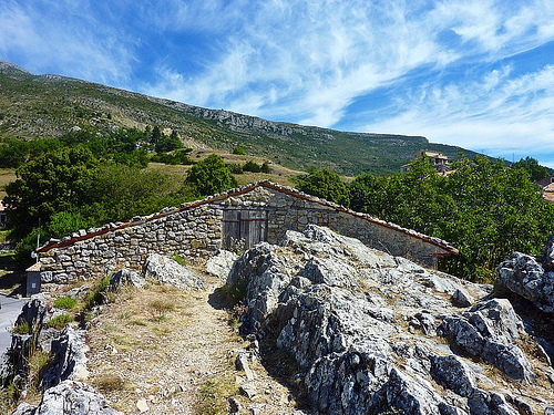 Maisonette de pierres à Rougon par nic( o )