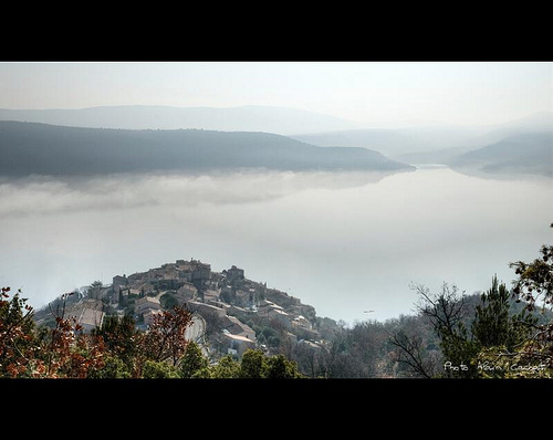 Brouillard sur le Lac et le village de Sainte-Croix-du-Verdon par Alain Cachat