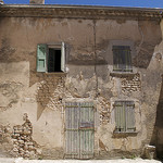 Facade de maison à Simiane La Rotonde par Qtune - Simiane la Rotonde 04150 Alpes-de-Haute-Provence Provence France