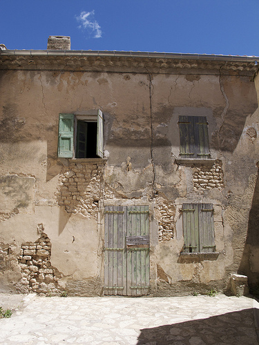 Facade de maison à Simiane La Rotonde by Qtune