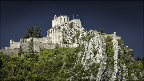 La citadelle de Sisteron sur son éperon rocheux par cicay