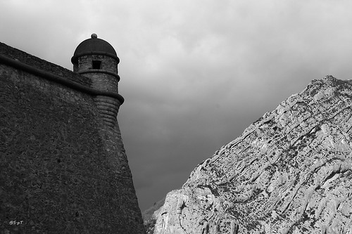 Face à face : la montagne face à la forteresse de Sisteron by S.pT