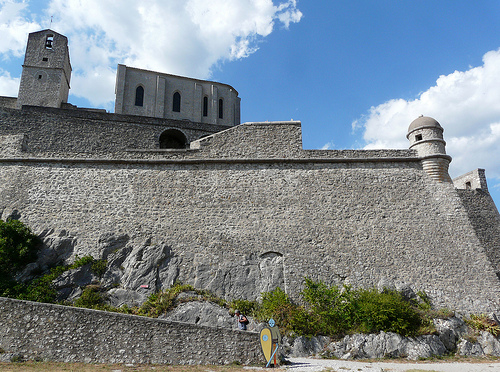 Citadelle de Sisteron surplombée de sa chapelle by myvalleylil1