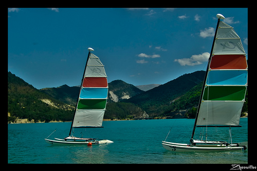 Catamarans sur le Lac de Castillon by Zhaouillee (Dosithee Deed)