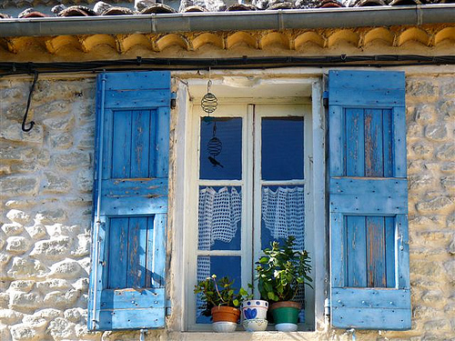 Fenêtre aux volets bleu à Saint-Maime by Margotte apprentie naturaliste 2