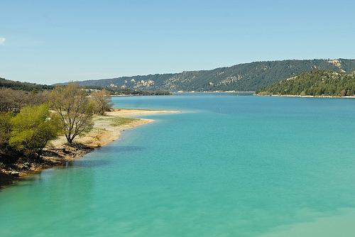 Lac de Sainte Croix et son eau turquoise par pizzichiniclaudio