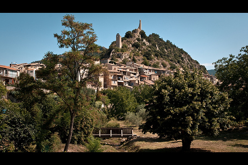 Volonne surmonté de deux tours médiévales by ArnauD-J