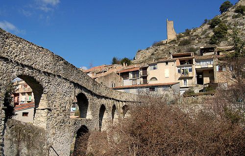 La tour et village de Volonne par Charlottess