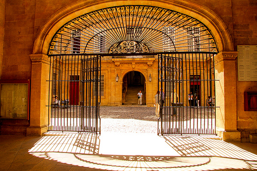 Mairie d'Aix-en-Provence : porte et grille d'entrée  by Meteorry