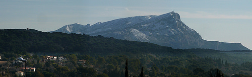 Panorama sur la montagne Sainte-Victoire enneigée par bruno Carrias