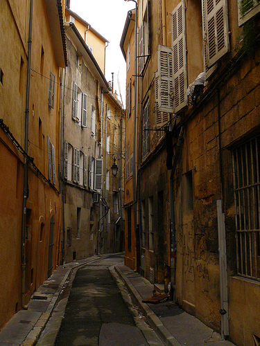 Une ruelle à Aix-en-Provence.  par Antoine 2011